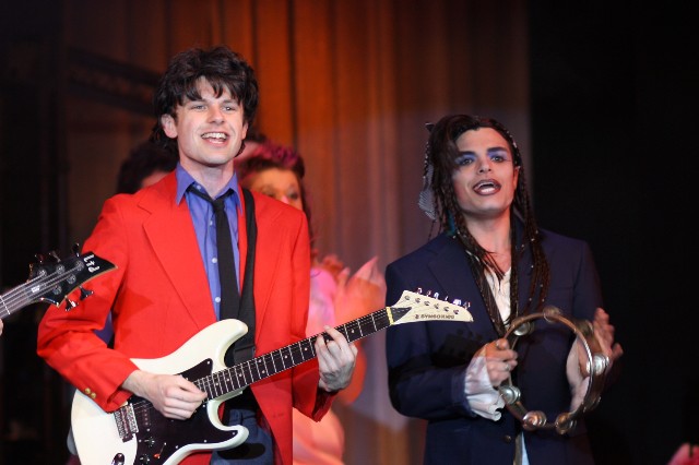 Wedding Singer Swings And Sings At New Candlelight Stage Magazine Chris Baron Robbie Anthony Connell George In A Scene From The Wedding Singer At New Candlelight Theatre